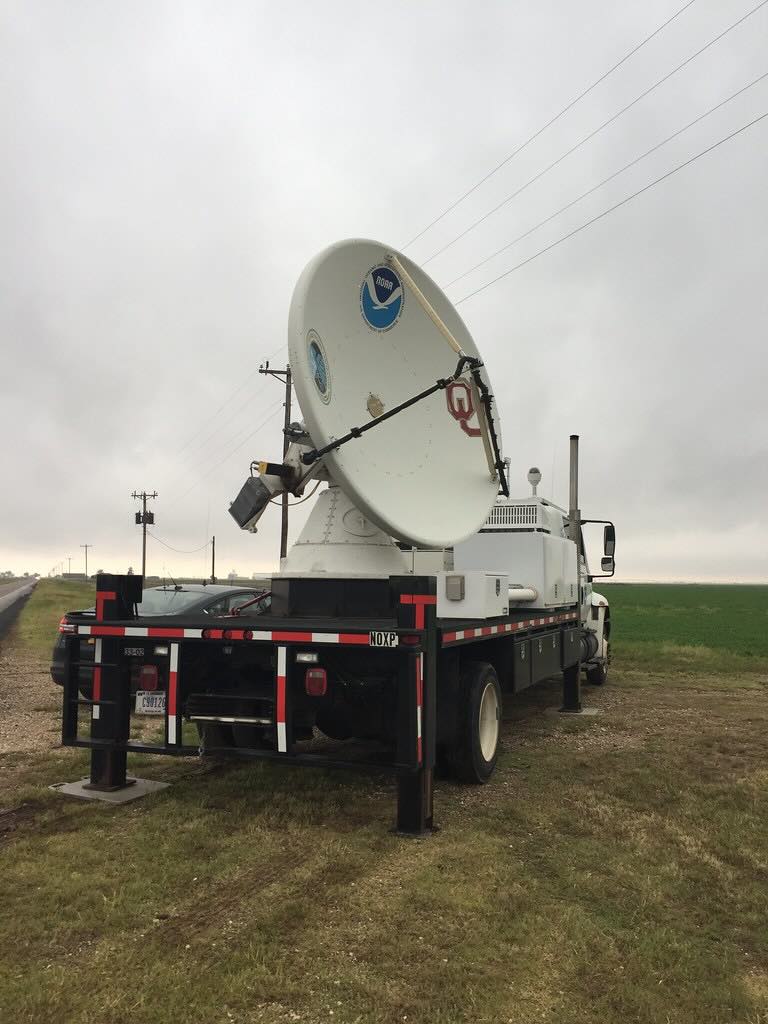 Ein mobiler Doppler-Radarwagen der NOAA NOXP in Oklahoma