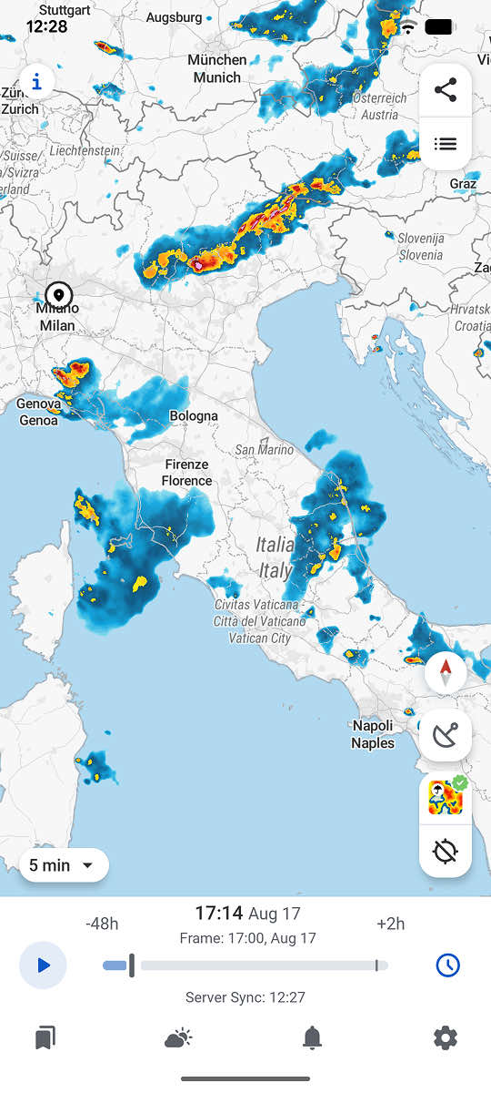 Live-Radar über Norditalien in der RainViewer-App, mit kräftigen Gewitterzellen entlang des Alpenbogens