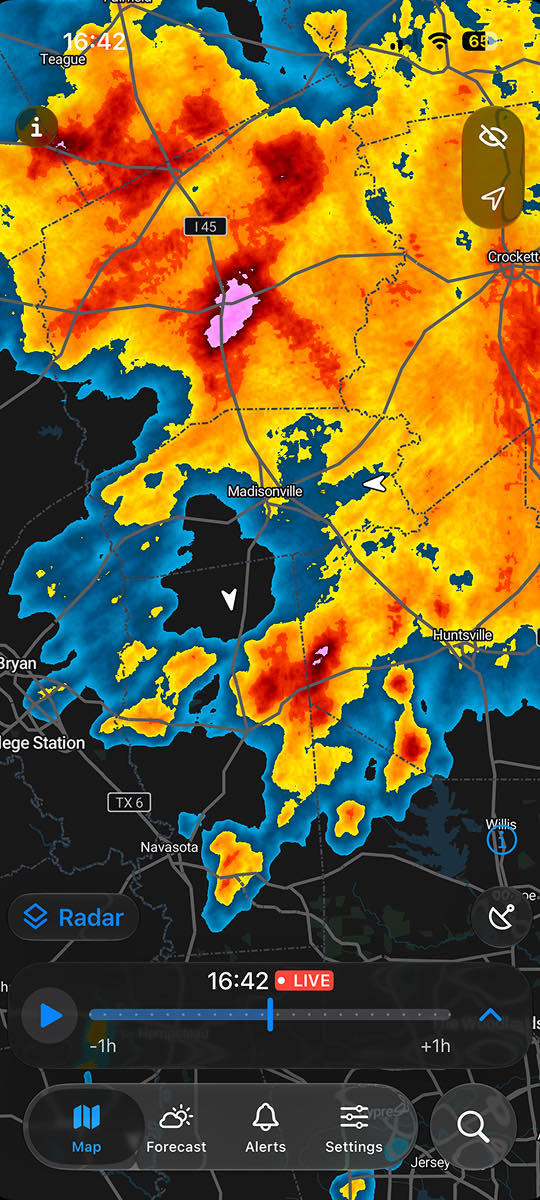 RainViewer Kartenbildschirm mit dem Ebenennamen Radar auf der Karte, der Live-Zeitleiste und der unteren Tab-Leiste
