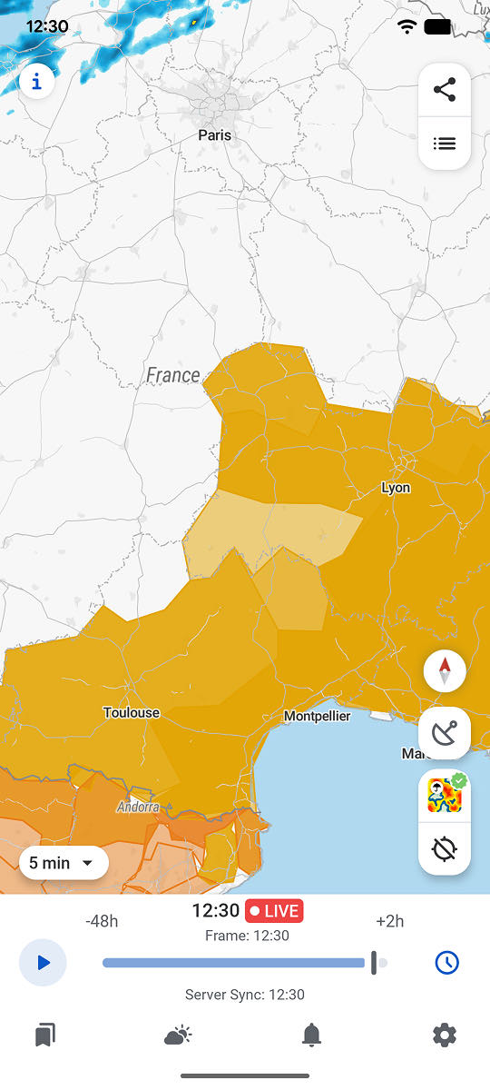 Official heat-wave vigilance shown on the RainViewer map, with departments across southern France in yellow and orange